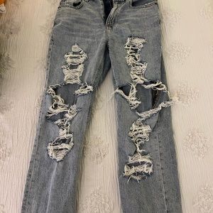Light wash American eagle mom jeans, ripped